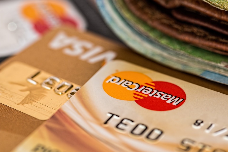 credit card 851502 960 720 - 5 Auswirkungen einer Rezession auf größere Unternehmen