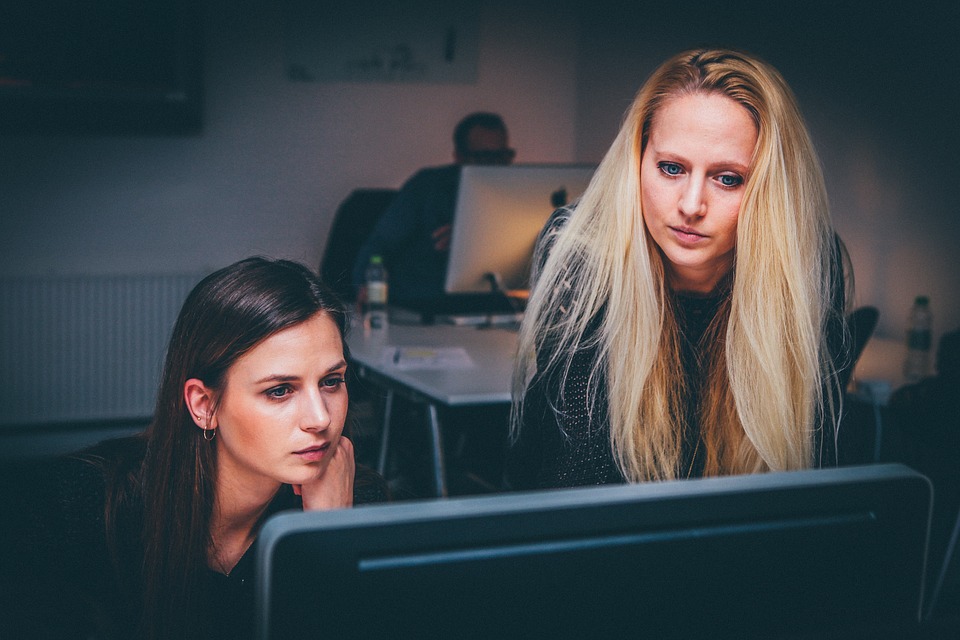women 1209678 960 720 - 5 Auswirkungen einer Rezession auf größere Unternehmen